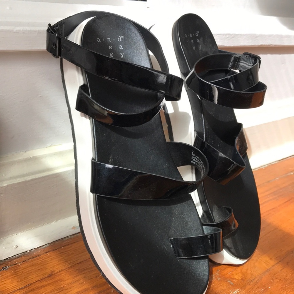 Strap sandals